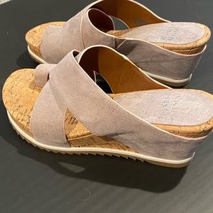 Donald Pliner size 8 sandal